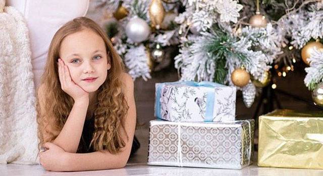 girl holiday gifts blog image.jpg